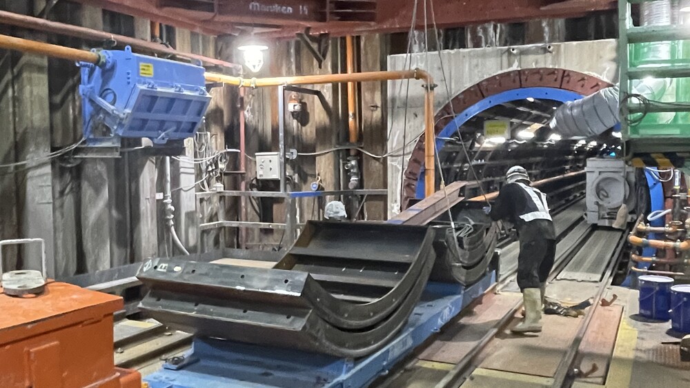 坑内でセグメント資材の玉掛け作業を行う技能者