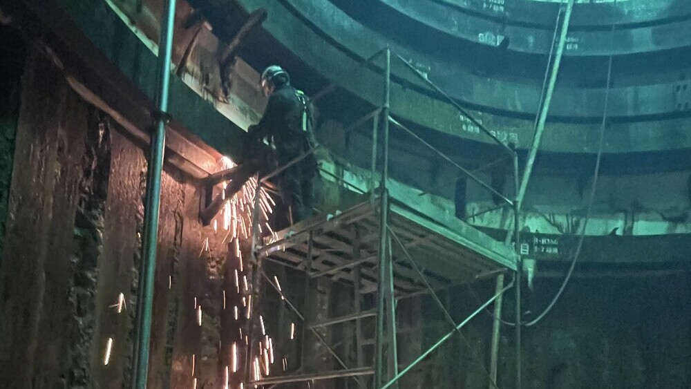 足場上で溶接作業を行う技能者
