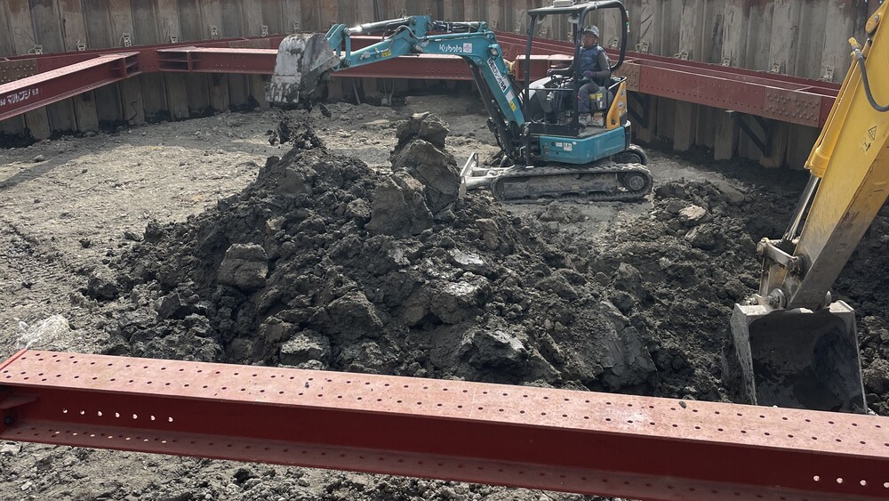 山留め壁に囲まれた立坑の掘削作業